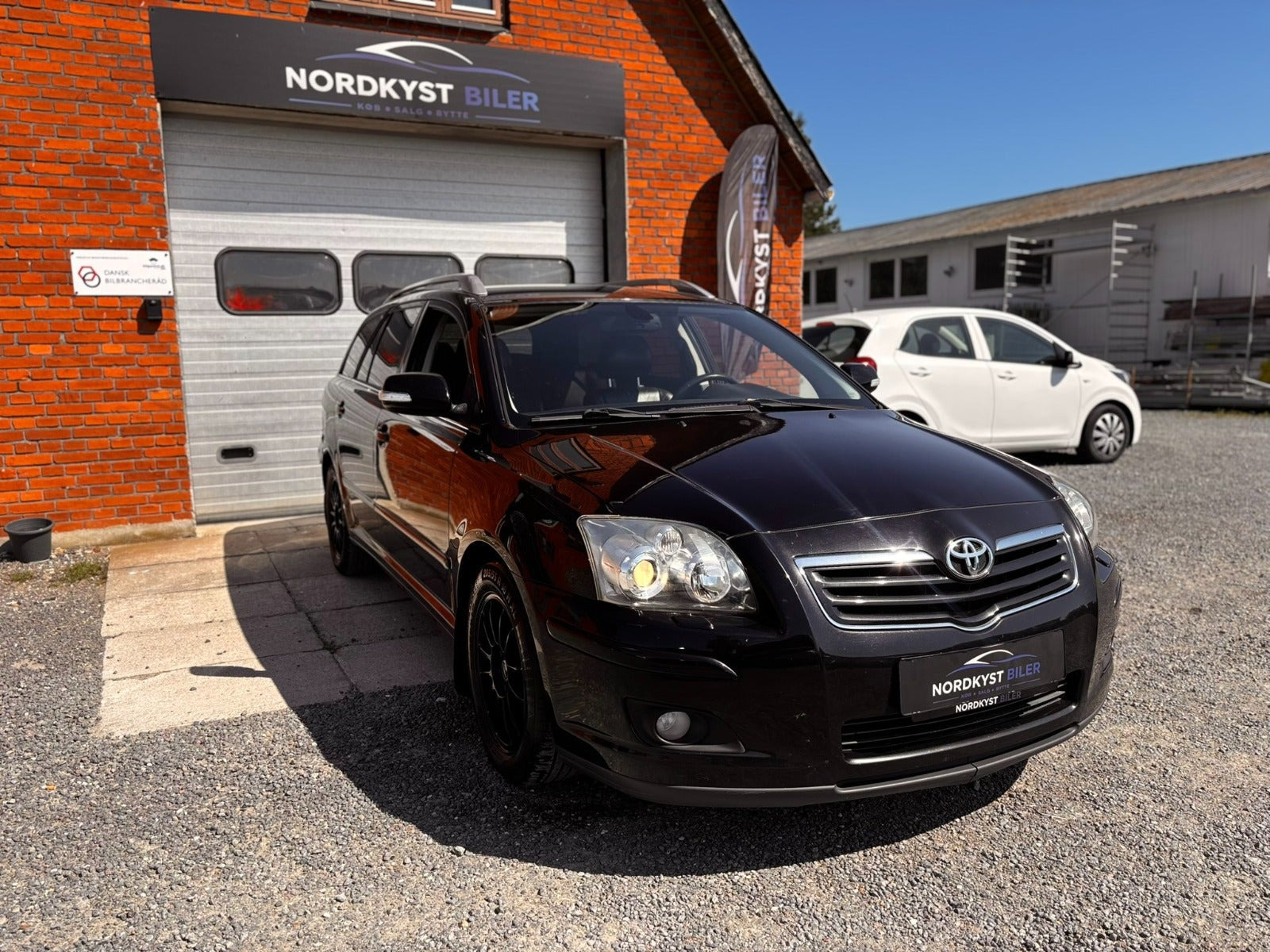 Sort Toyota Avensis fra 2007
