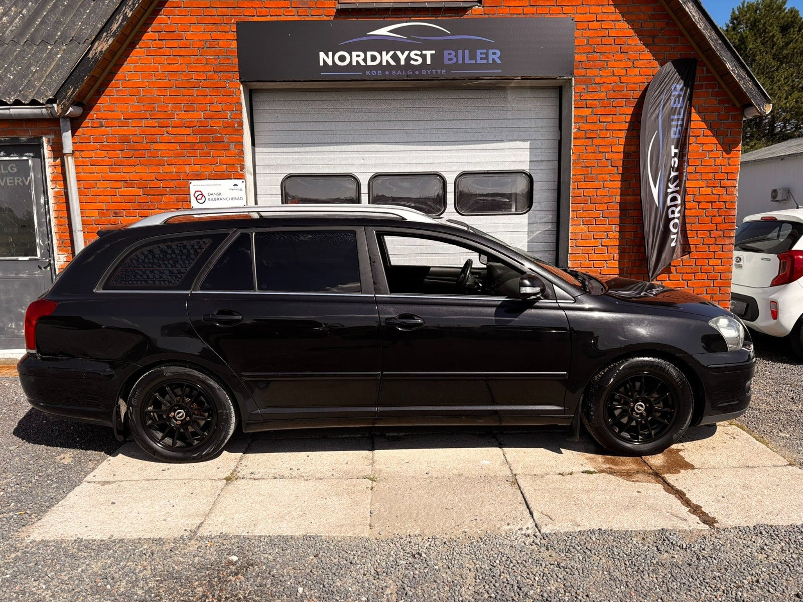 Sort Toyota Avensis fra 2007