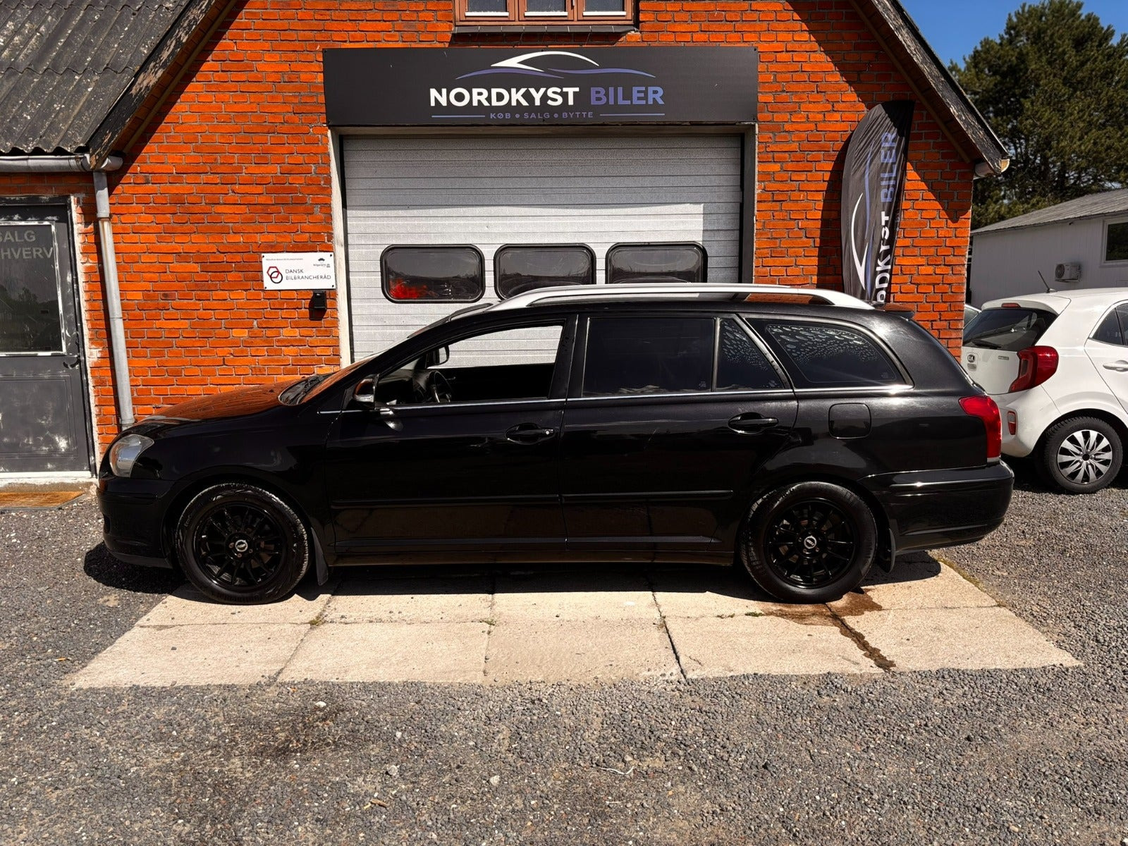 Sort Toyota Avensis fra 2007