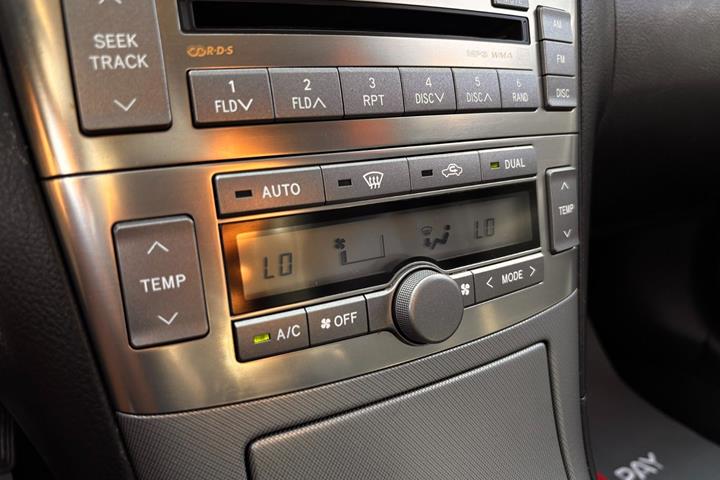 Sort Toyota Avensis fra 2007