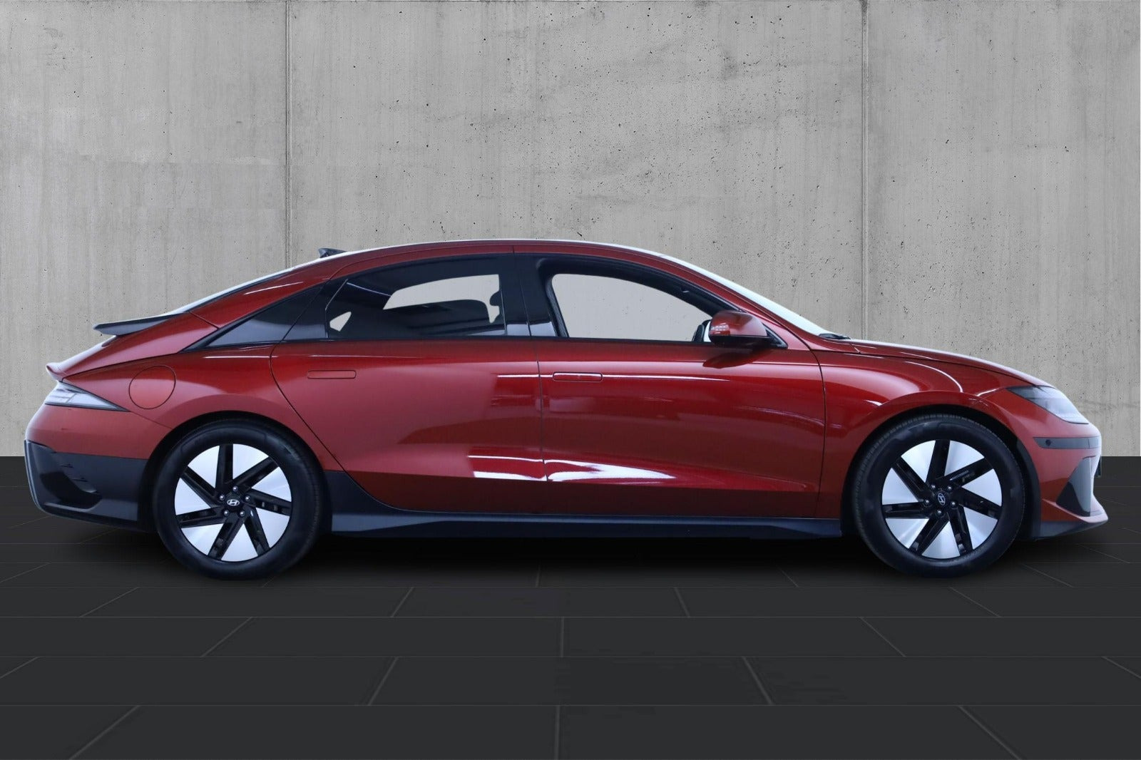 Rød Hyundai Ioniq 6 fra 2023