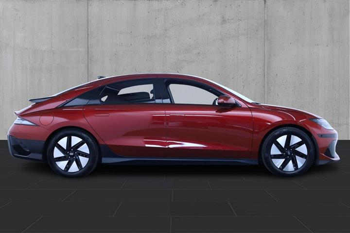 Rød Hyundai Ioniq 6 fra 2023