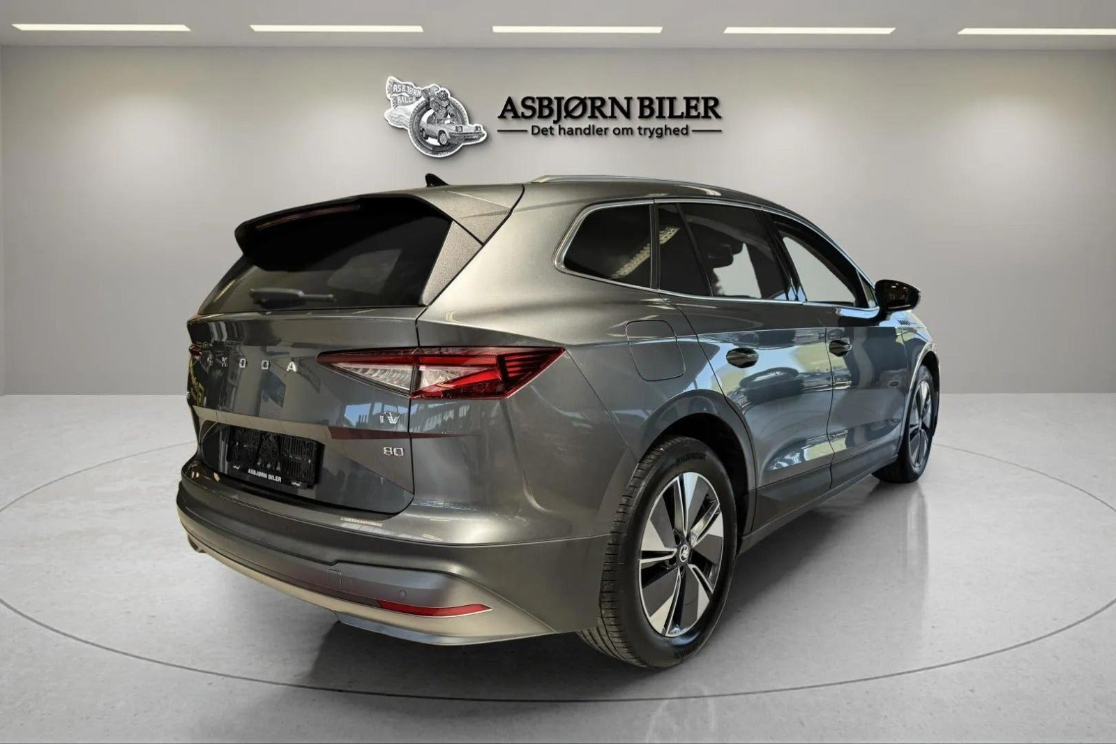 Grå Skoda Enyaq fra 2023