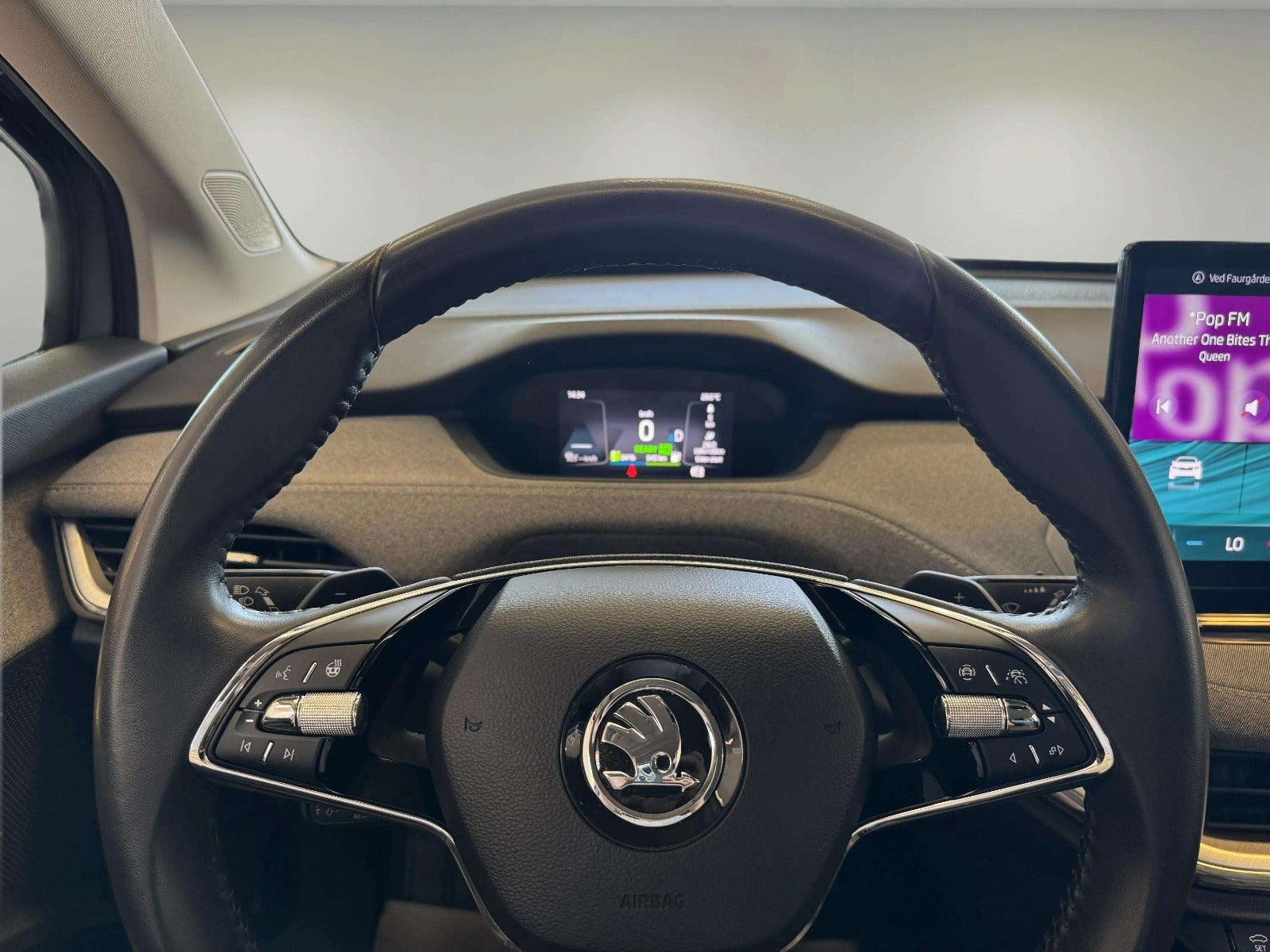 Grå Skoda Enyaq fra 2023