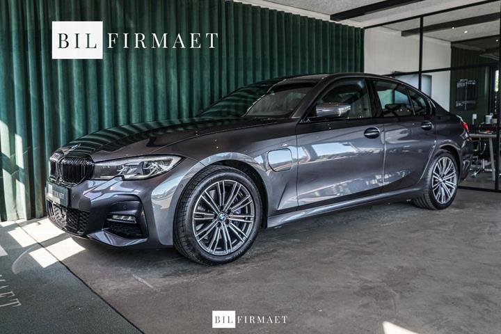 Grå BMW 330e fra 2020 set udefra
