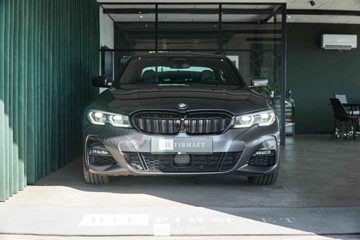 Grå BMW 330e fra 2020