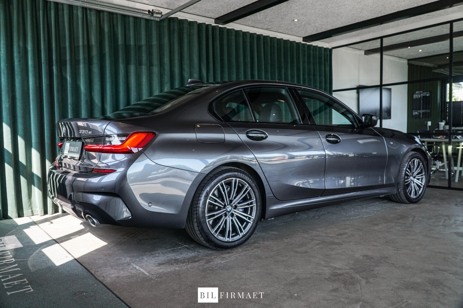 Grå BMW 330e fra 2020