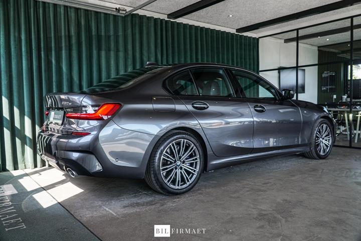 Grå BMW 330e fra 2020