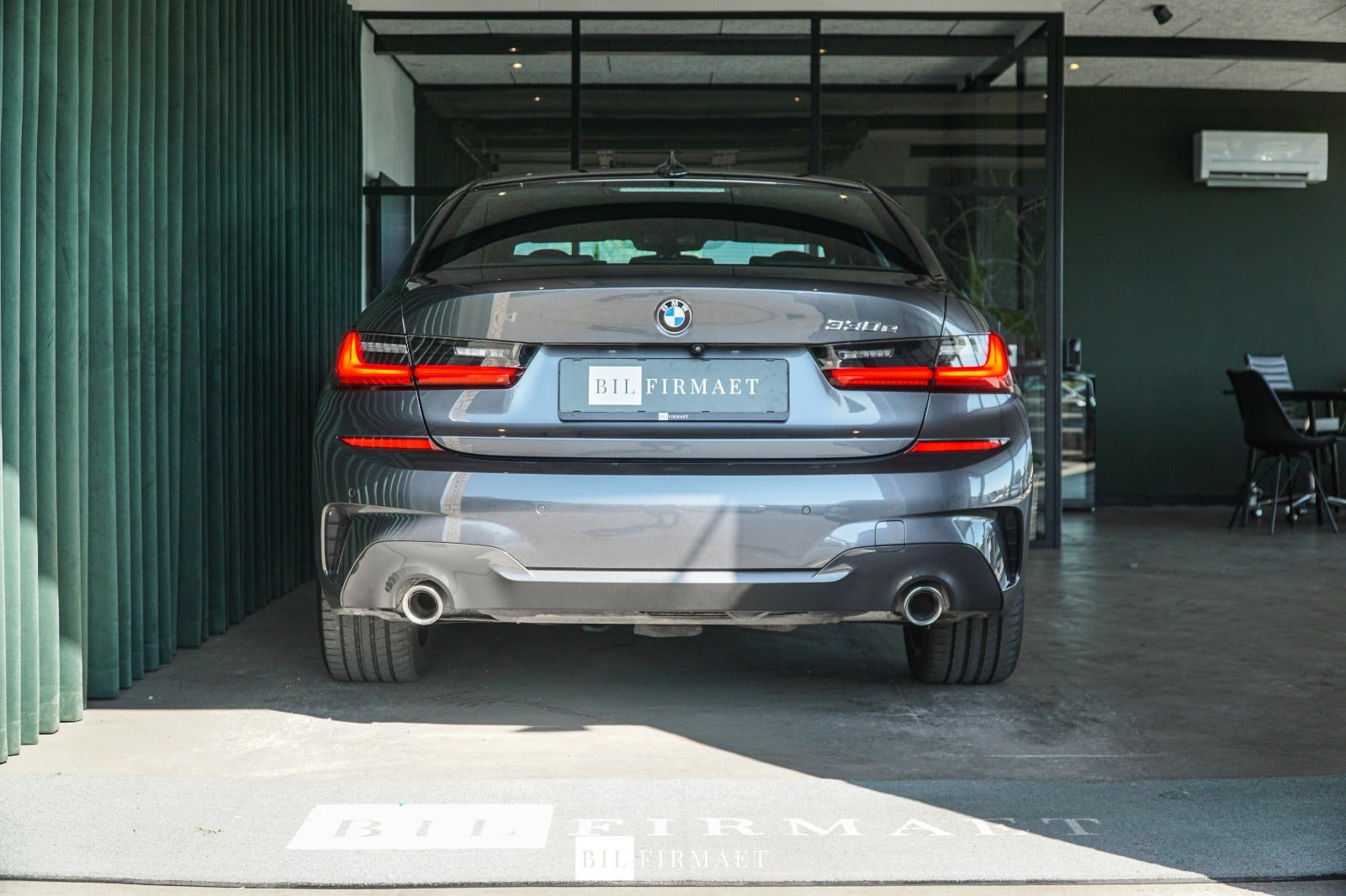 Grå BMW 330e fra 2020