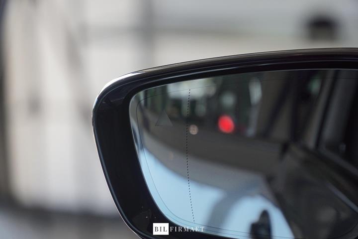 Grå BMW 330e fra 2020