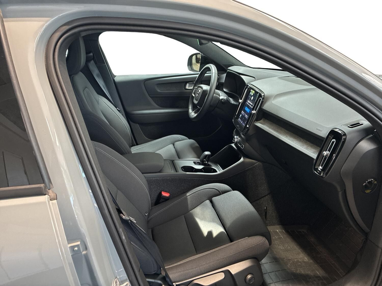 Grå Volvo EX40 fra 2025