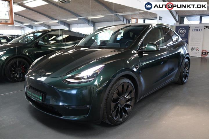 Grøn Tesla Model Y fra 2023 set udefra