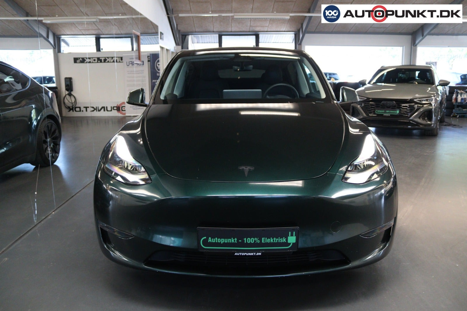 Grøn Tesla Model Y fra 2023