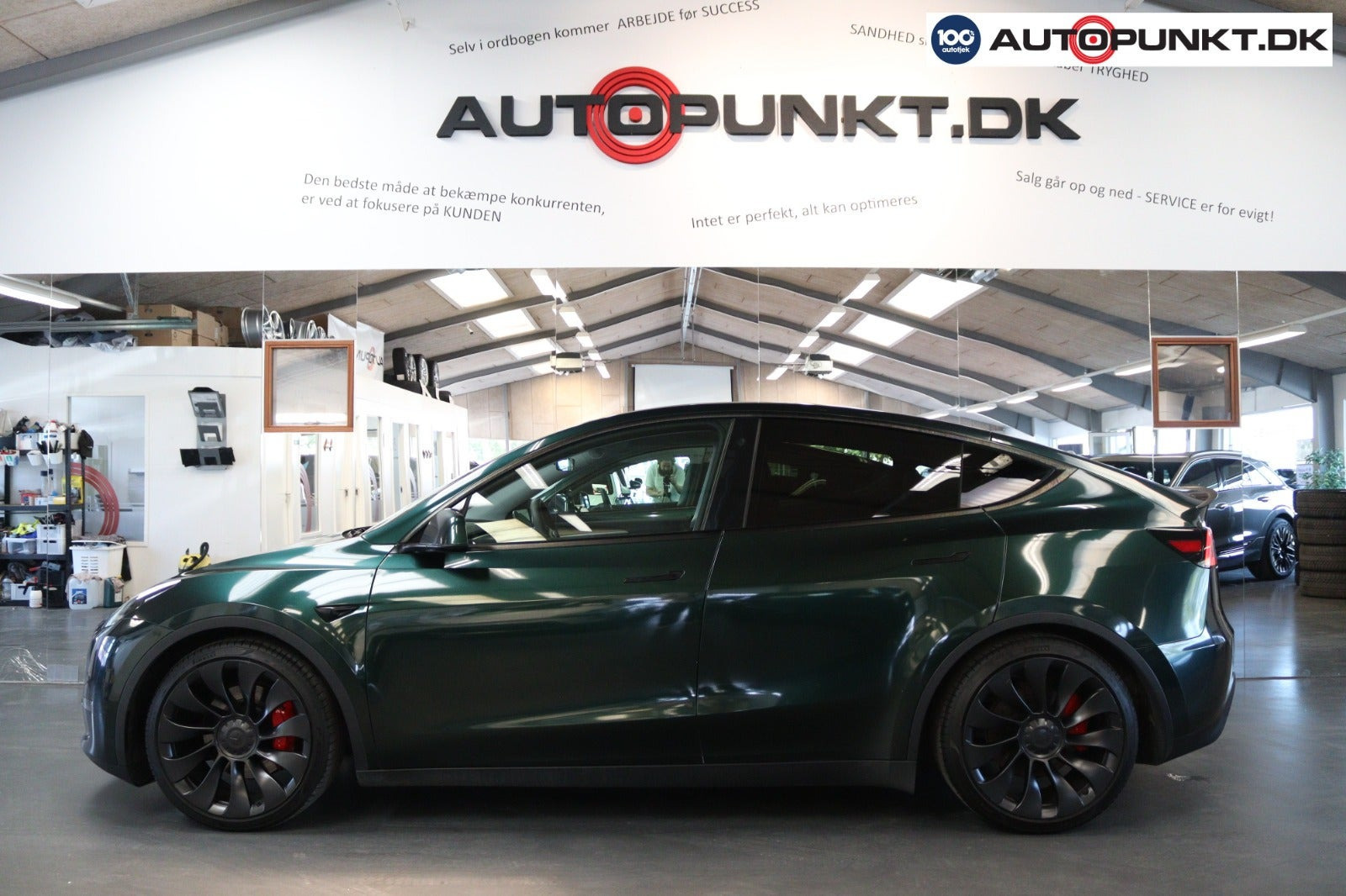 Grøn Tesla Model Y fra 2023