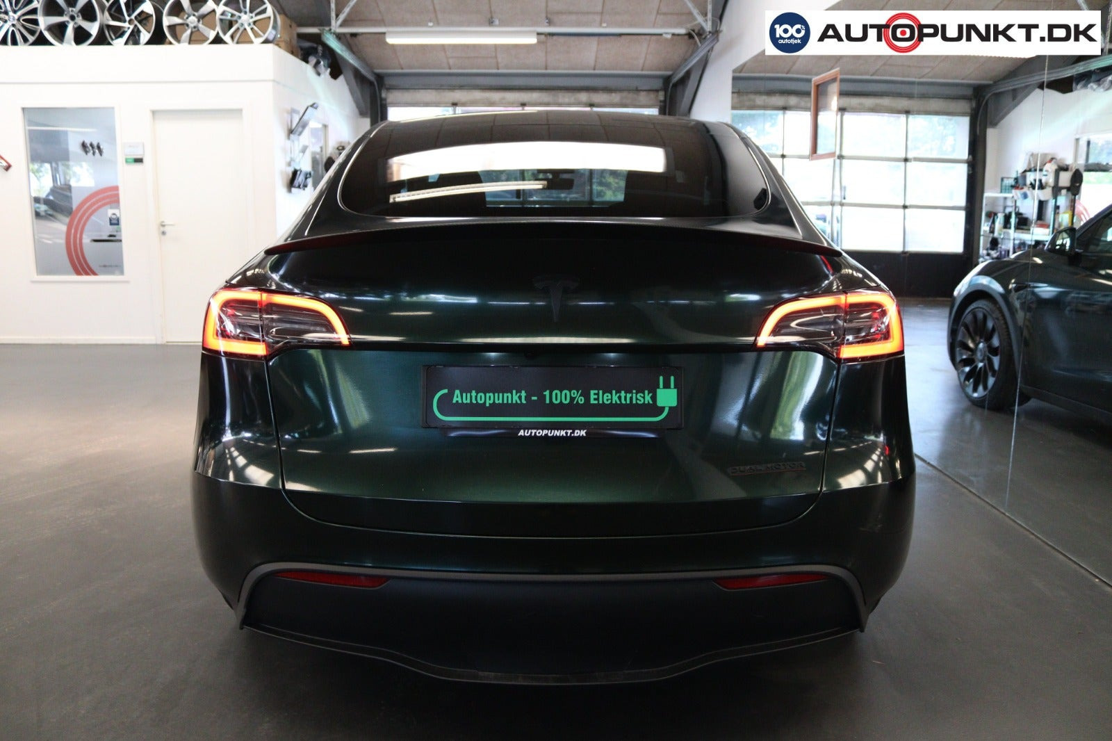 Grøn Tesla Model Y fra 2023