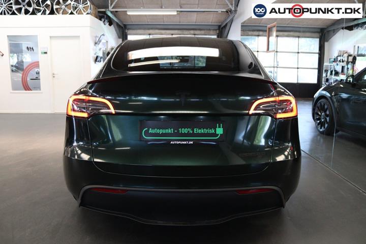 Grøn Tesla Model Y fra 2023