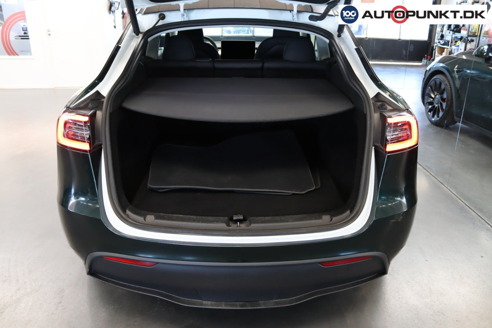 Grøn Tesla Model Y fra 2023