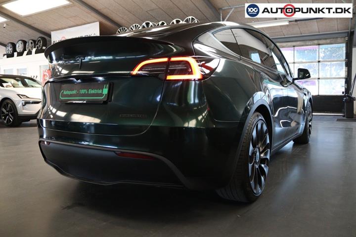 Grøn Tesla Model Y fra 2023