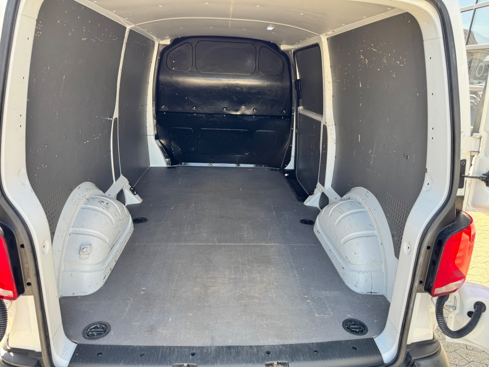 Hvid VW Transporter fra 2020