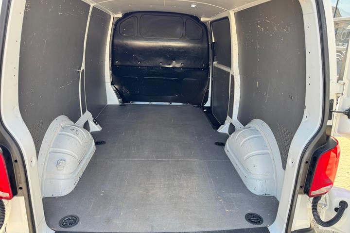 Hvid VW Transporter fra 2020