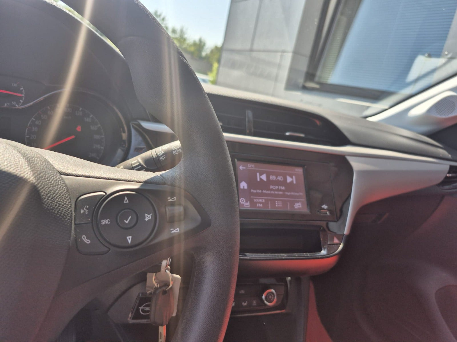 Hvid Opel Corsa fra 2021