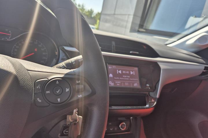 Hvid Opel Corsa fra 2021