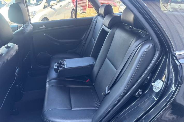 Sort Toyota Avensis fra 2007