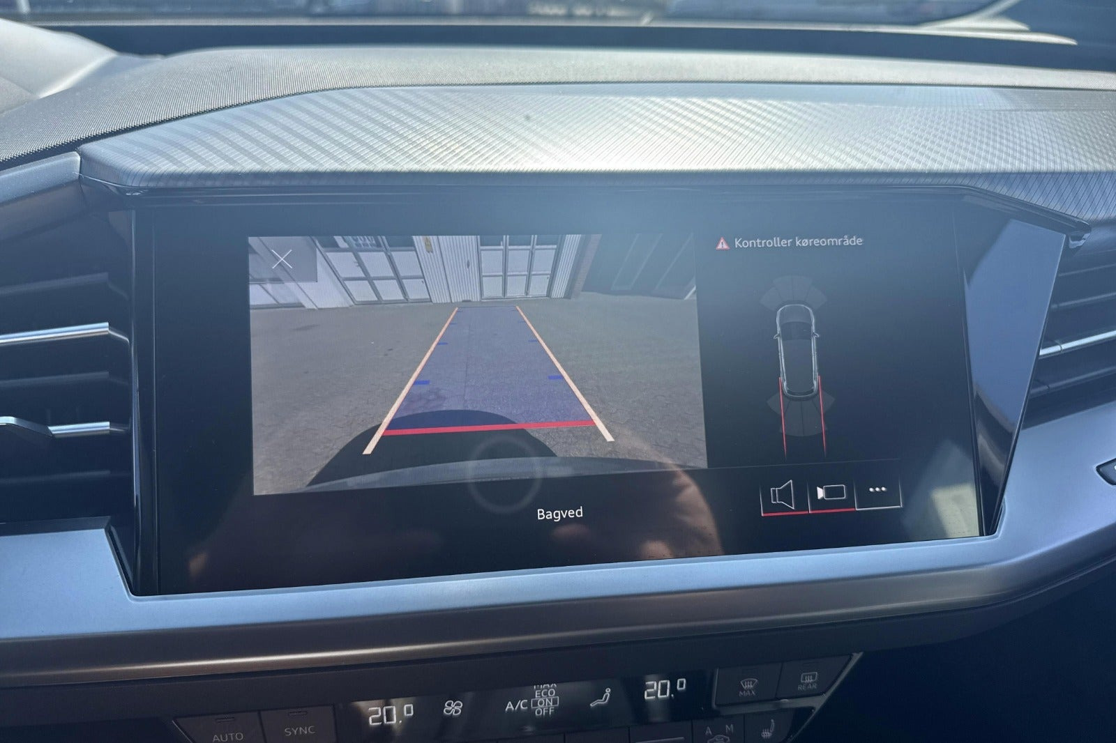 Sølv Audi Q4 e-tron fra 2021