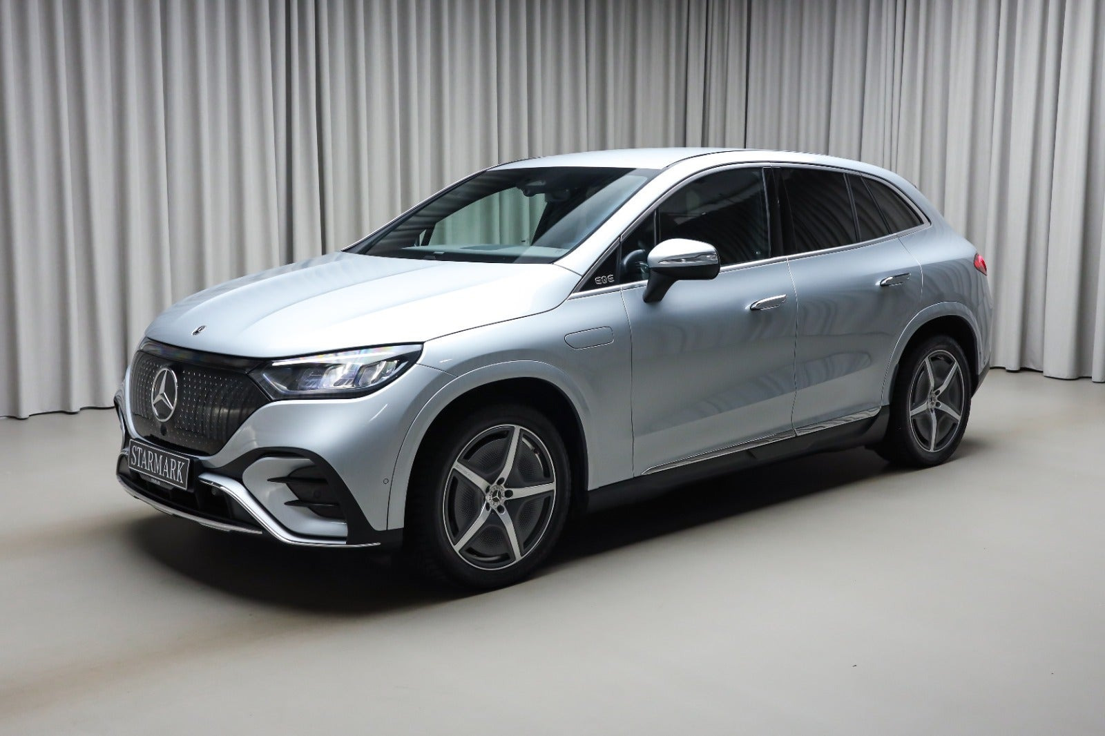 Sølv Mercedes EQE350 SUV fra 2025
