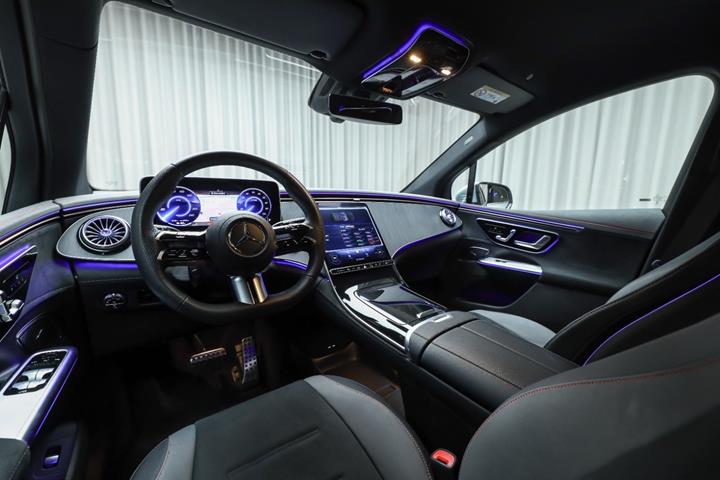 Sølv Mercedes EQE350 SUV fra 2025