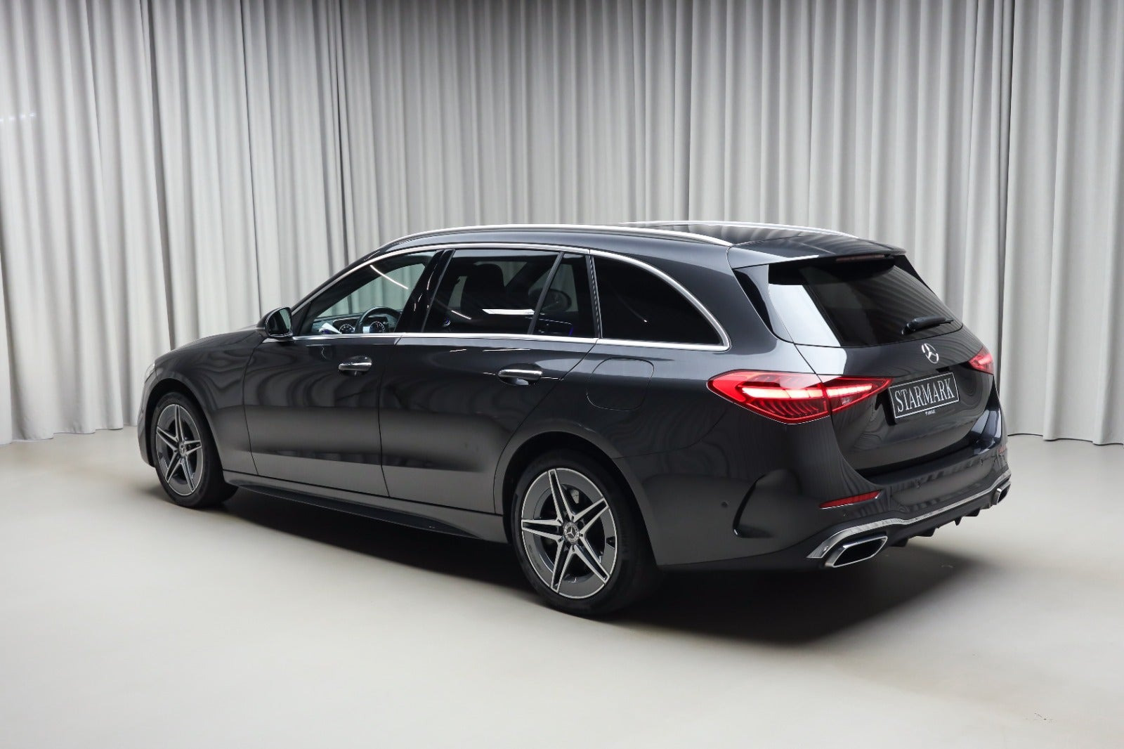Grå Mercedes C300 e fra 2022