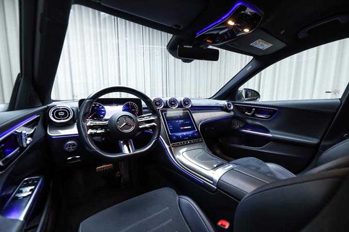 Grå Mercedes C300 e fra 2022