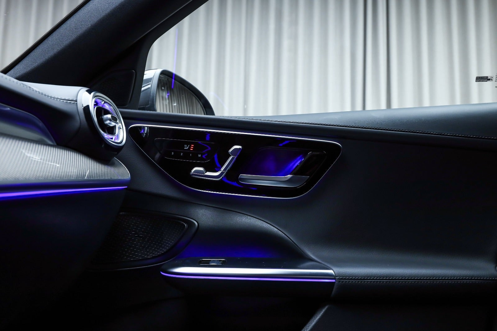 Grå Mercedes C300 e fra 2022