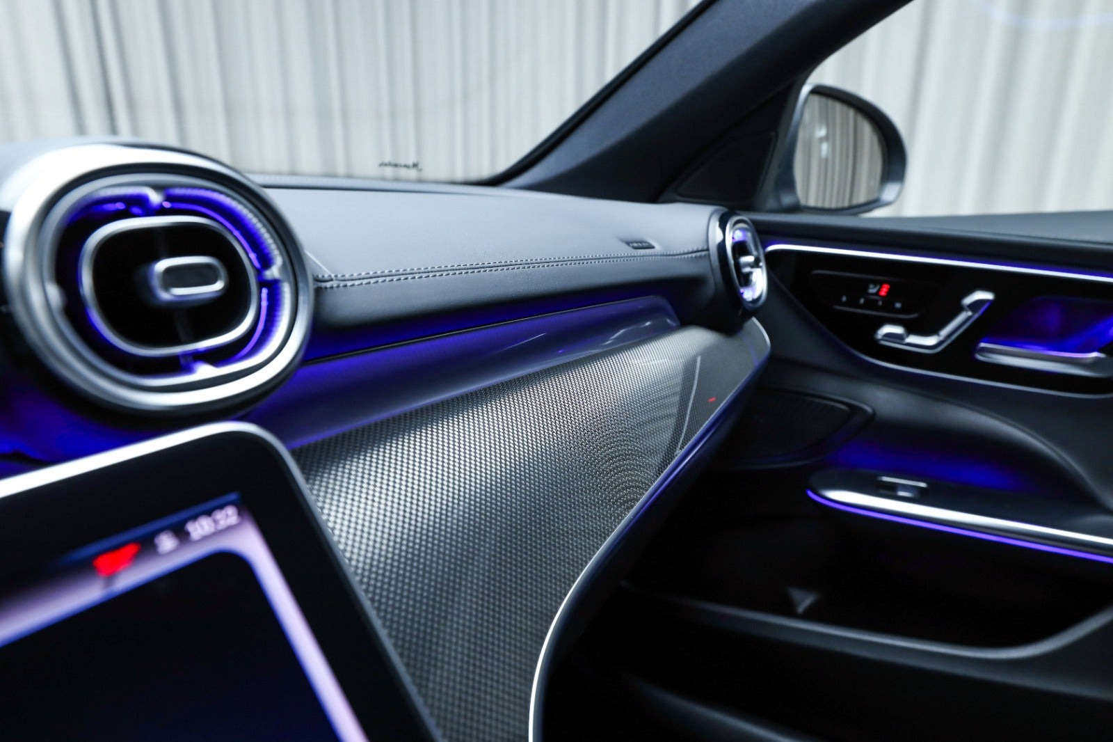 Grå Mercedes C300 e fra 2022