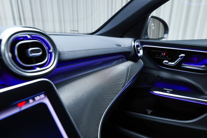 Grå Mercedes C300 e fra 2022
