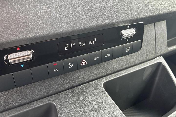 Hvid Mercedes Sprinter 317 fra 2025