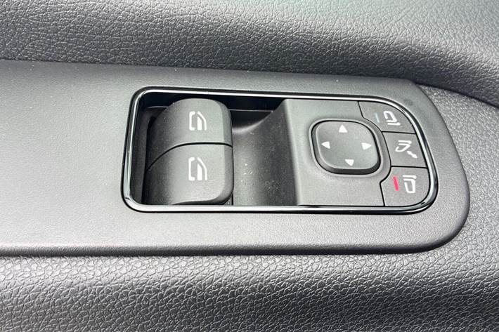 Hvid Mercedes Sprinter 317 fra 2025