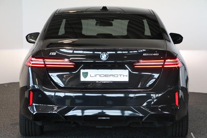 Sort BMW i5 fra 2024