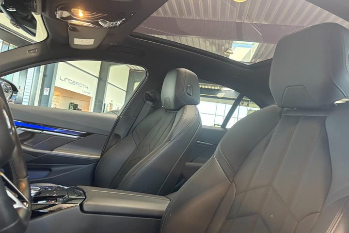 Sort BMW i5 fra 2024