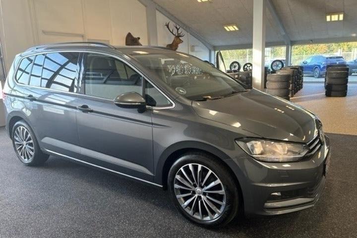 Grå VW Touran fra 2018 set udefra