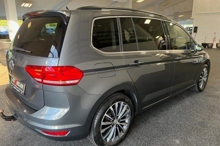 Grå VW Touran fra 2018