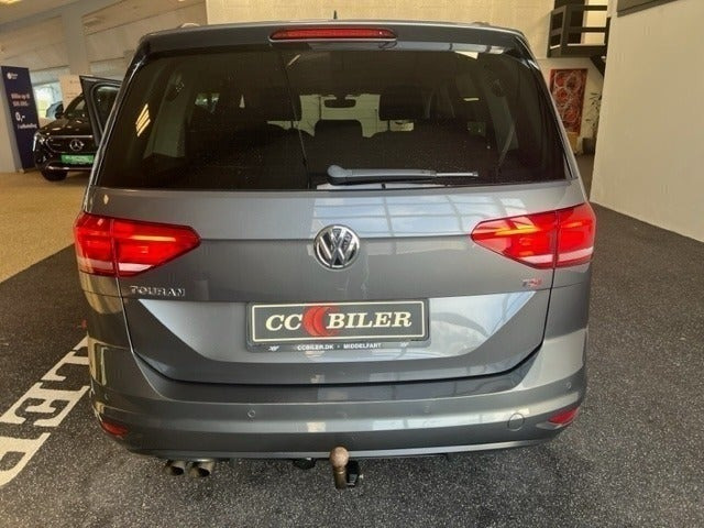 Grå VW Touran fra 2018