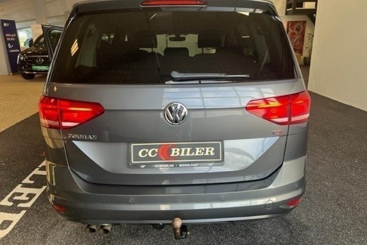 Grå VW Touran fra 2018