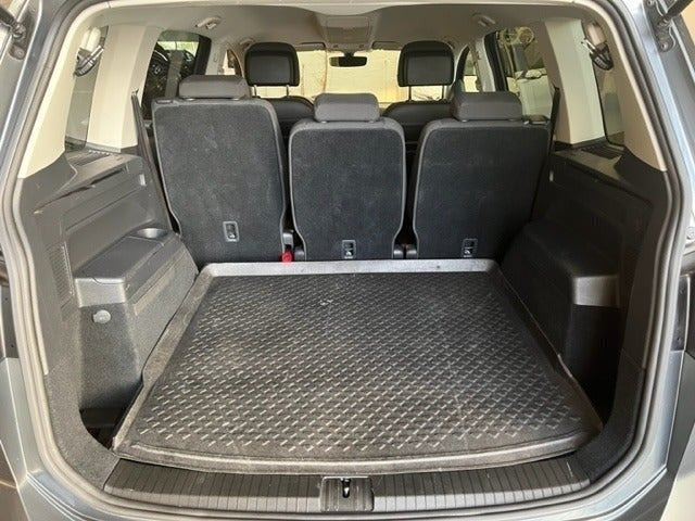 Grå VW Touran fra 2018