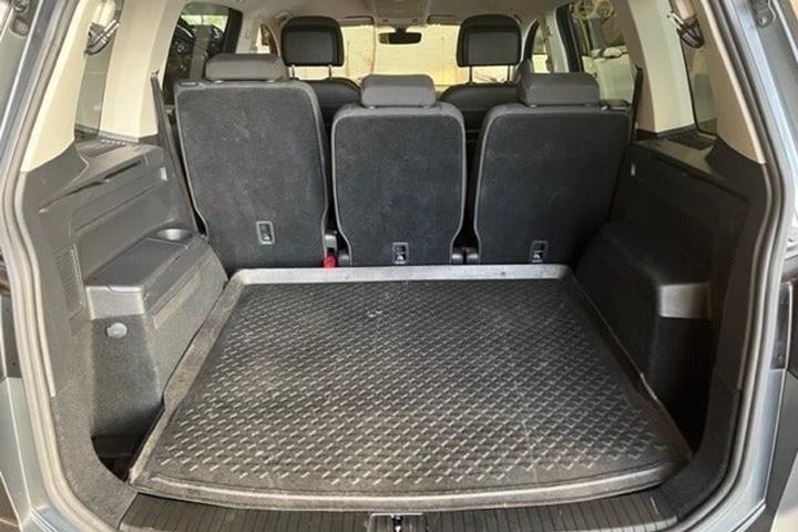 Grå VW Touran fra 2018