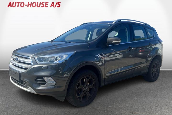 Grå Ford Kuga fra 2017 set udefra