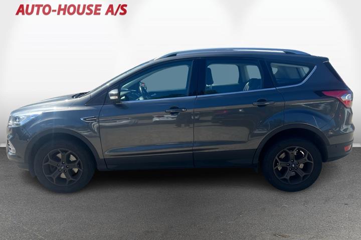 Grå Ford Kuga fra 2017