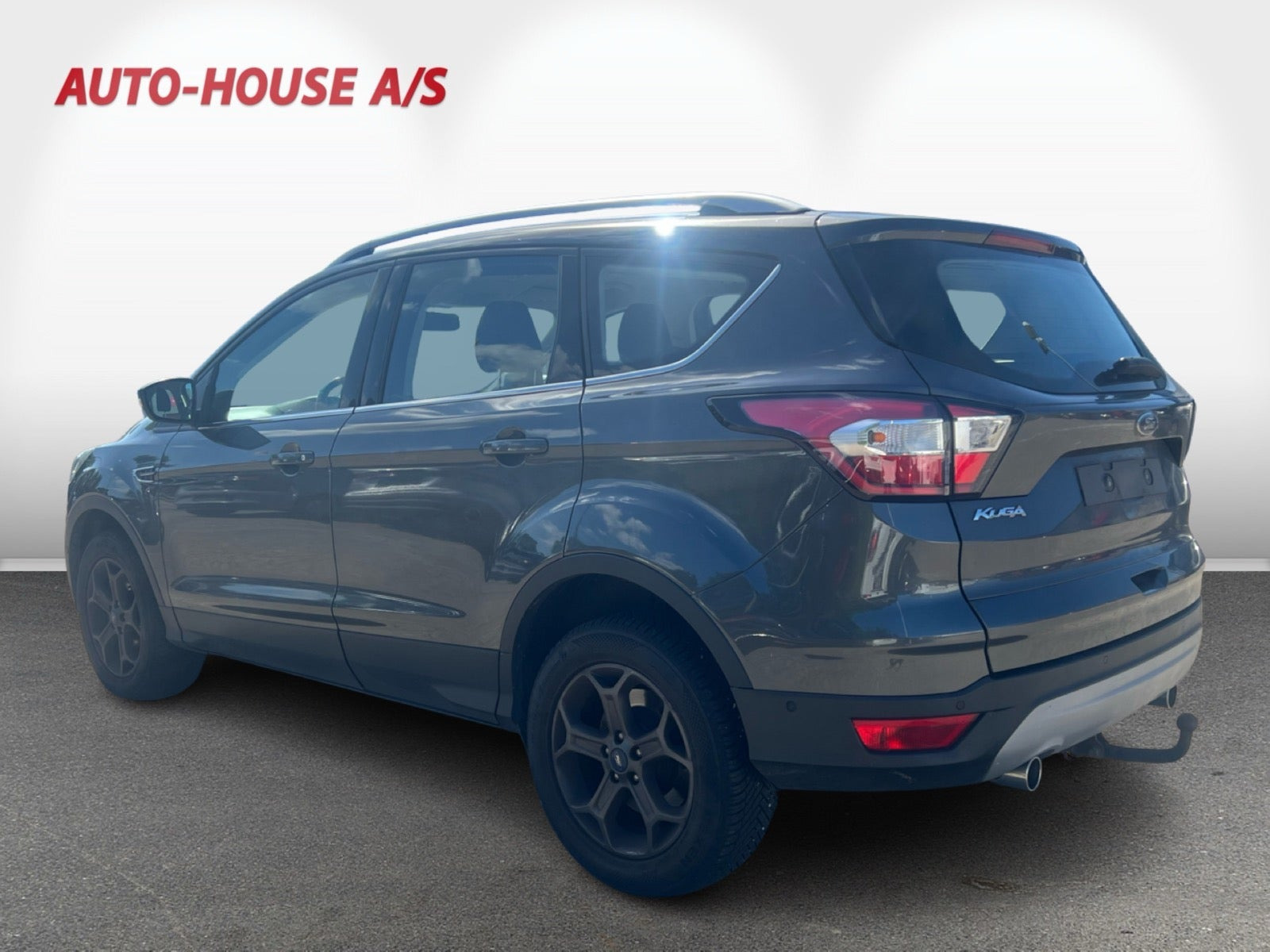 Grå Ford Kuga fra 2017