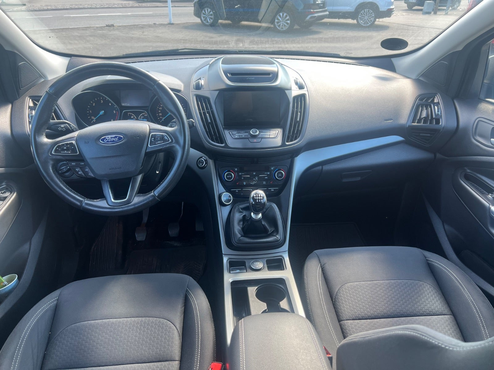 Grå Ford Kuga fra 2017