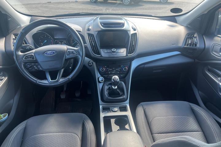 Grå Ford Kuga fra 2017